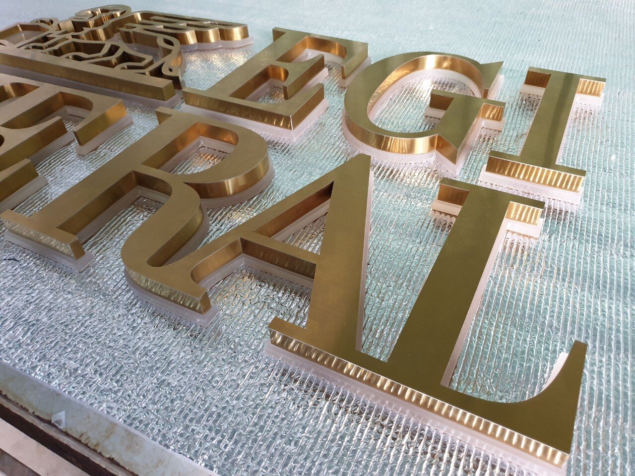 chu noi inox xuoc vang dep